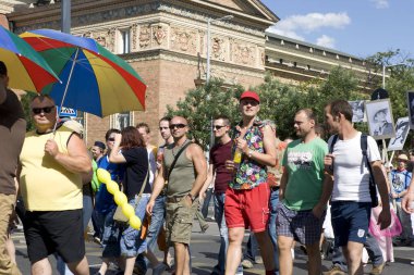 BUDAPEST, HUNGARY - 8 Temmuz 2017: Kimliği belirsiz insanlar LGBT haklarını desteklemek için 22. Budapeşte Gay Onur Yürüyüşüne katıldılar.
