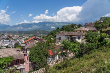 Dağların manzarası ve Madeira şehrinin dağı.