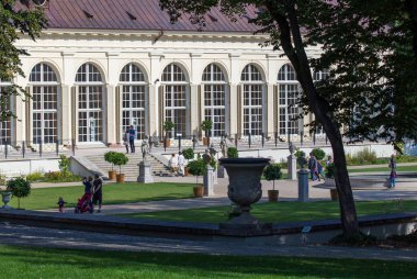 Parklı eski güzel tarihi bina