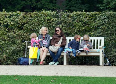 WARsaw, POLAND - SEPTEMBER 20, 2015: Lazienki Parkı 'nda kimliği belirsiz kişiler (Lazienkowski Parkı olarak da bilinir))