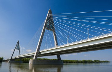 Bangkok şehrinde nehir boyunca köprü.