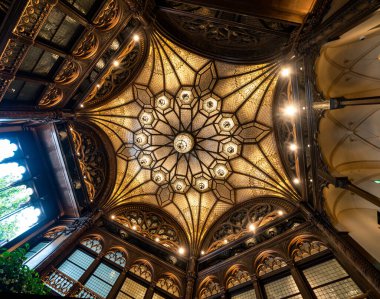 Budapeşte, Macaristan - 12 Haziran 2019: Hyatt Hotel 'in Parizsi Udvar (Parisian Passage) iç mekanı, Haziran 2019' da Macaristan 'ın Budapeşte kentinde açıldı.