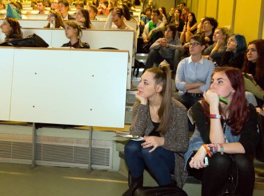 BUDAPEST, HUNGARY - 10 Ekim 2014: ELTE Üniversitesi 'nde kimliği belirsiz öğrenciler