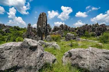 Kayalık dağların güzel manzarası 