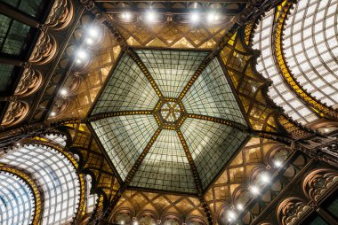 Budapeşte, Macaristan - 12 Haziran 2019: Hyatt Hotel 'in Parizsi Udvar (Parisian Passage) iç mekanı, Haziran 2019' da Macaristan 'ın Budapeşte kentinde açıldı.