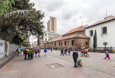 BOGOTA, COLOMBIA - 22 Ekim 2015: Başkent merkezindeki Carrera 7 caddesinde kimliği belirsiz insanlar. Bogota Latin Amerika 'nın en hızlı büyüyen büyük şehridir..