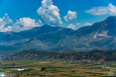 Alpler vadisindeki dağların manzarası
