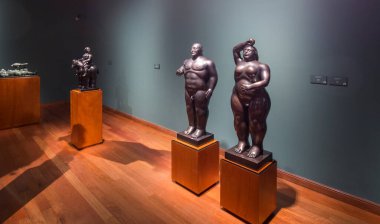BOGOTA, COLOMBIA - 22 Ekim 2015 Botero Müzesi 'nin içi. Kolombiyalı usta sanatçı Botero tarafından bağışlanan sanat koleksiyonu, ülke tarihindeki en önemli bağış olarak kabul ediliyor..