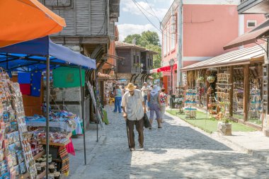 SOZOPOL, BULGARIA - 22 Temmuz 2016: Old Town 'da sokak. Sozopol MÖ 7. yüzyılda Yunan sömürgeciler tarafından kuruldu. Günümüzde ülkenin en büyük sahil beldelerinden biridir.