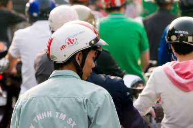 Asyalı insanların kalabalığı.