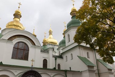 Kiev, Ukrayna 'daki varsayım katedralinin altın kubbeleri