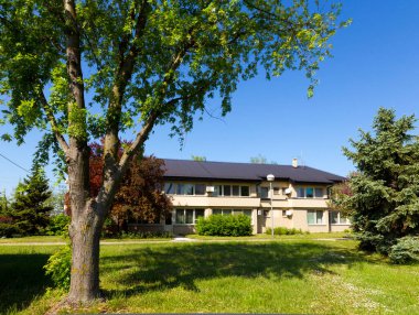 Büyük bir evi olan güzel bir park manzarası.