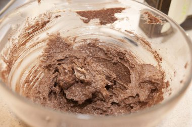 Çikolatalı dondurmayı kapat.