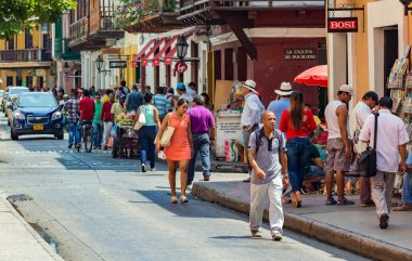 CARTAGENA, COLOMBIA - 29 Ekim 2015: Cartagena şehir merkezinde kimliği belirsiz insanlar. Kolombiya 'nın en büyük beşinci şehri ve Barranquilla' dan sonra bölgenin en büyük ikinci şehridir..