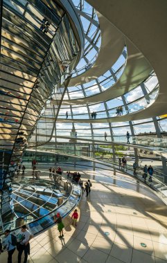 BERLİN, Almanya - Nisan, 30 2018 Berlin, Almanya 'daki Reichstag Kubbesi