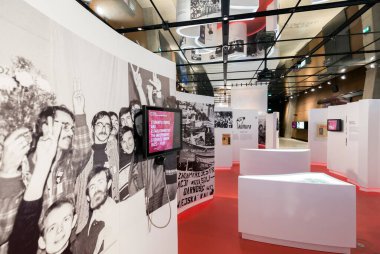 GDANSK, POLAND - 20 Eylül 2015 'te Polonya' nın Gdansk kentindeki Solidarnosc Merkezi 'nde sergi. Anma müzesi 31 'de açıldı. - Sekiz. Gdansk limanında 2014, AB tarafından finanse ediliyor.