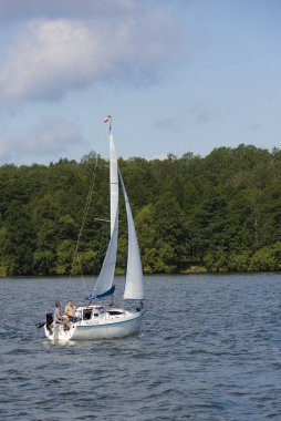 Denizde yelkenli teknesi