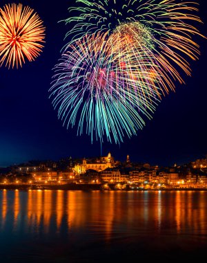 Gece gökyüzünde havai fişekler