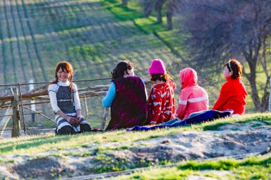 SAMARQAND, UZBEKISTAN - 23 Mart 2012: Semerkand yakınlarındaki bir köyde çocuklar için poz. 