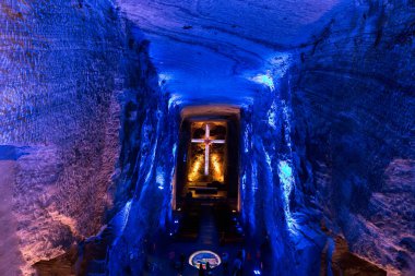 ZIPAQUIRA, COLOMBIA - 22 Ekim 2015: Yeraltı tuz katedralindeki şapel Zipaquira çok renkli tünellerde bir madenden inşa edildi.