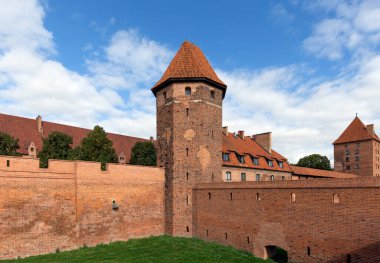 MALBORK, POLAND - 18 Eylül 2015: Malbork Şatosu, 13. yüzyılda Töton Şövalyeleri tarafından inşa edildi.