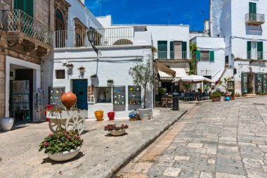 Ostuni, İtalya - 6 Haziran 2017: Güney İtalya 'da Ostuni, Puglia şehir merkezinde alışveriş.