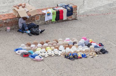 CARTAGENA, COLOMBIA - 29 Ekim 2015: Kalede şapka satan tanımlanamayan adam. Cartagena, Kolombiya 'nın en büyük beşinci şehri ve Barranquilla' dan sonra bölgenin en büyük ikinci şehridir..