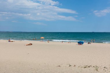 BURGAS, BULGARIA - 21 HAZİRAN 2016: güneşli plaj. Burgaz, Bulgaristan 'ın Karadeniz kıyısındaki Sunny Beach' in merkezi olan ikinci büyük kentidir..
