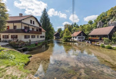 Dağlardaki köyün manzarası