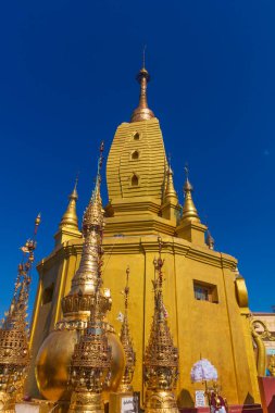 Altın pagoda in wat phra singh, yangon, myanmar