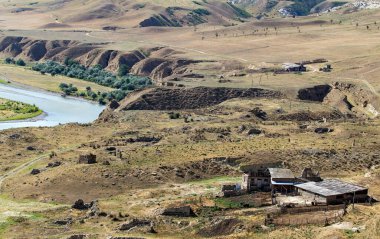 Gori yakınlarındaki Kura Nehri, Gürcistan