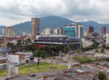 Pereira, COLOMBIA - 25 Ekim 2015: Yağmurlu bir günde Pereira 'nın gerçek görüntüsü. Şehir, And Dağları 'nın eteklerinde, Kolombiya' nın kahve üreten bölgesinde yer almaktadır..