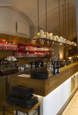 Büyük pencereli bir restoranın içinde.