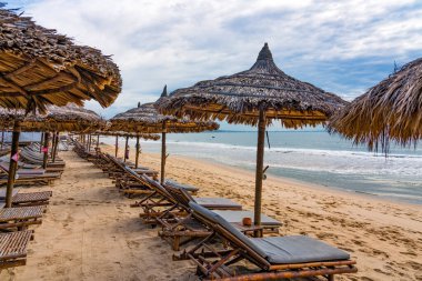 Koh samui 'nin tropikal adasında plaj sandalyeleri