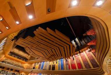 BUDAPEST, HUNGARY - 28 Nisan 2019: Çağdaş Sanat Sarayı 'nın (MUPA) içi. MUPA, Budapeşte 'nin en popüler müzik salonu ve kültür merkezidir.