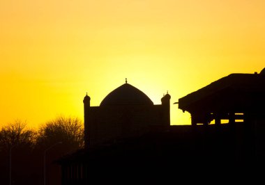 Gün batımında caminin silueti