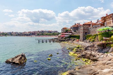SOZOPOL, BULGARIA, 22 Temmuz 2016: Central Beach and view of the Old Town. Sozopol MÖ 7. yüzyılda Yunan sömürgeciler tarafından kuruldu. Günümüzde ülkenin en büyük sahil beldelerinden biridir.