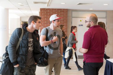 BUDAPEST, HUNGARY - 10 Ekim 2014: ELTE Üniversitesi 'nde kimliği belirsiz öğrenciler