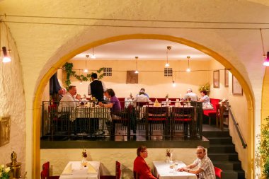 İnsanlar modern restoranda dinleniyor.