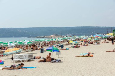 VARNA, BULGARIA - 7 Temmuz 2012 'de Bulgaristan' ın Varna kentinde bir plajdaki insanlar. Varna, Bulgaristan 'ın Karadeniz kıyısındaki en büyük, Bulgaristan' ın ise üçüncü büyük kentidir.