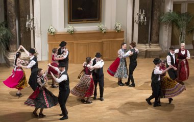 BUDAPEST, HUNGARY - 19 Kasım 2010 'da Macaristan' ın Budapeşte kentinde ElTE Üniversitesi 'nin sahnesinde ELTE Üniversitesi Macar Halk Dansları Grubu.