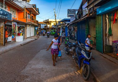 Hoi şehrinde bir Vietnam sokağı.