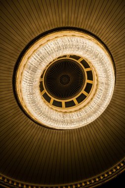 Vienna, AUSTRIA - 30 Kasım 2016: Viyana Devlet Opera Evi. Wiener Staatsoper yılda yaklaşık 300 gösteride 50-70 opera ve bale sahnelemektedir.. 