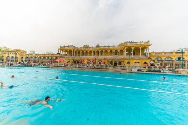 Budapeşte, Macaristan 16 Ekim 2017: Macaristan Budapeşte, Macaristan 'da Szechenyi Hamamları' nda yıkanan insanlar. Avrupa 'nın en büyük termal banyo kompleksi.