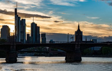 Günbatımında nehir olan modern Avrupa kenti