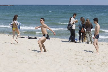 Sahilde bir grup arkadaş