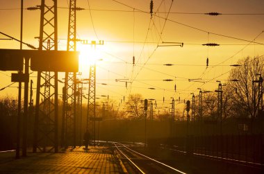 Tren yolunda gün batımı