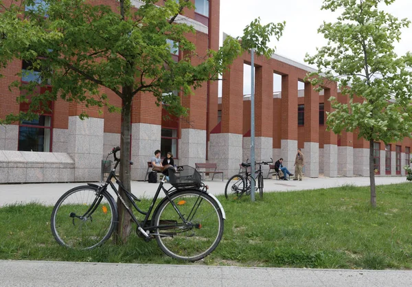 Parque Com Bicicletas Perto Edifício Univercity Budapeste Hungria — Fotografia de Stock