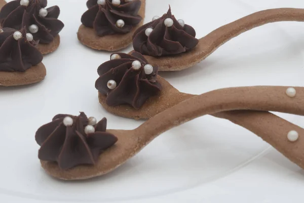 Шоколадный Торт Орехами Кремом Белом Фоне — стоковое фото