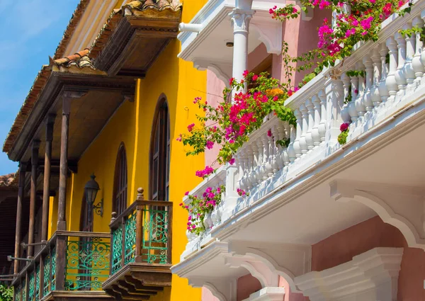 CARTAGENA, COLOMBIA - 29 Ekim 2015: Cartagena şehir merkezindeki evler. Kolombiya 'nın en büyük beşinci şehri ve Barranquilla' dan sonra bölgenin en büyük ikinci şehridir.. 